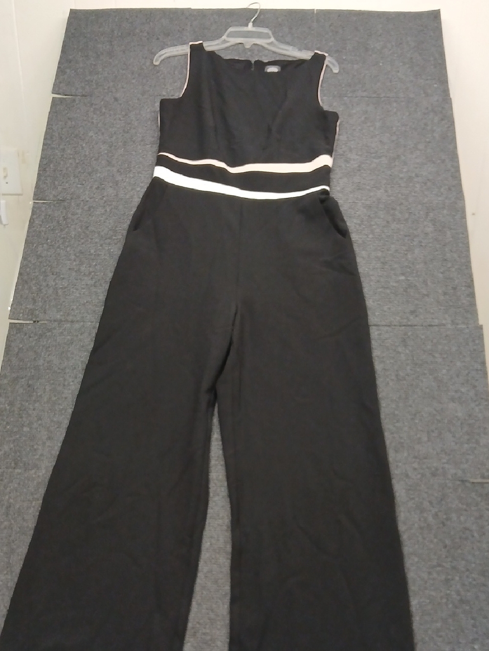 Vince Camuto Sz 6 Black Sleeveless Wide-Leg Jumpsuit with Cream/pink Waistband